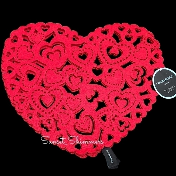 4PC Set Cynthia Rowley Valentine Cut out Heart Shaped Placemat Chargers New - Picture 1 of 6